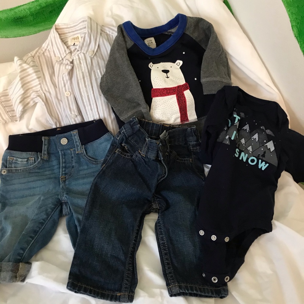 Lot of baby outfits from baby gap. Size 3-6 months